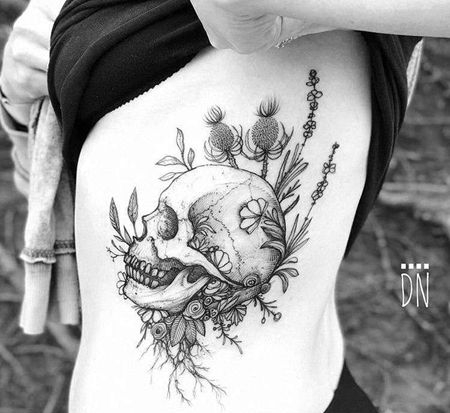 线条侧腰骷髅花卉纹身图案