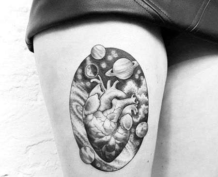 大腿星球心脏纹身图案