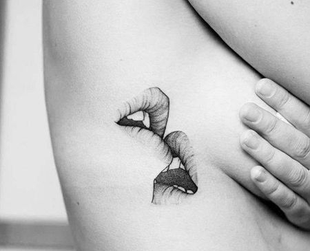 点线小清新侧腰嘴巴纹身图案