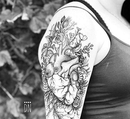 线条大臂心脏花卉纹身图案