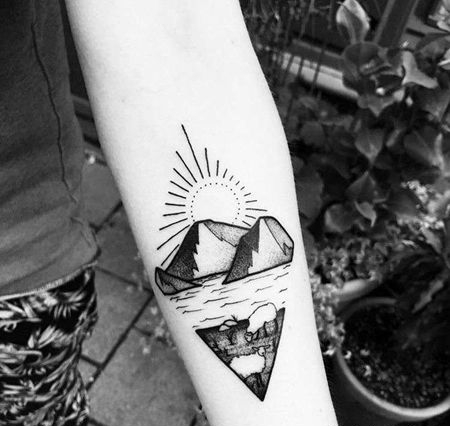 小清新小臂山太阳纹身图案