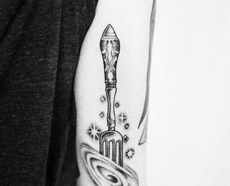 点刺小臂叉子纹身图案