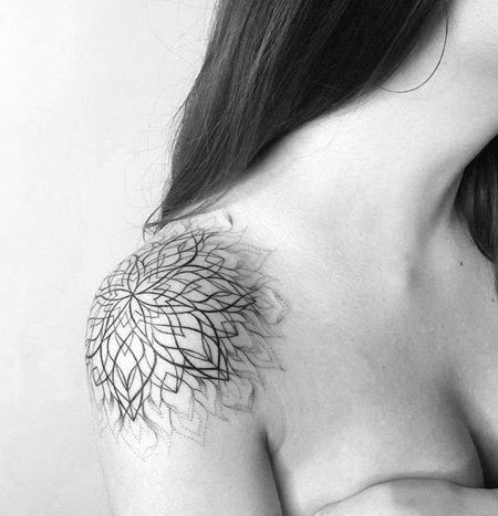 线条点刺几何肩部花卉纹身图案