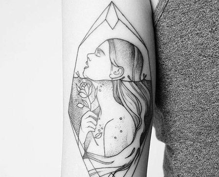 线条几何点刺大臂人像纹身图案