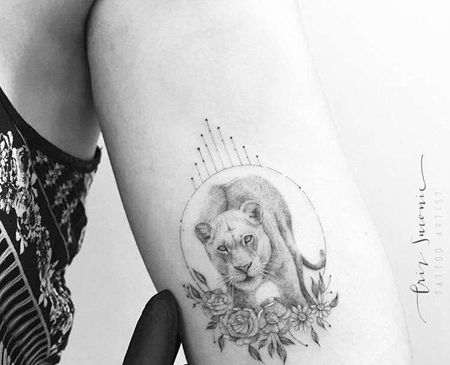 点刺大臂狮子花卉纹身图案