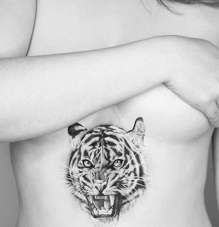 写实胸下老虎纹身图案