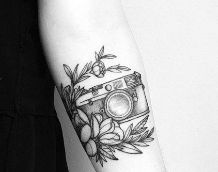 点刺线条小臂花卉相机纹身图案