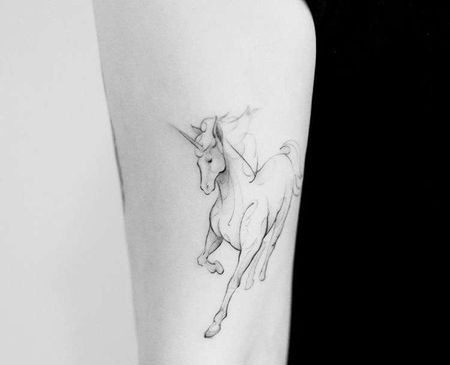 小清新线条大臂独角兽纹身图案