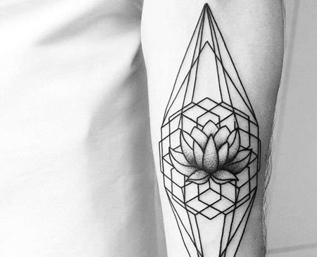 几何点刺小腿花卉纹身图案