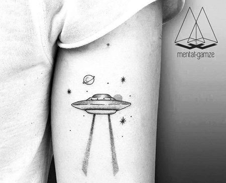 线条大臂飞碟纹身图案