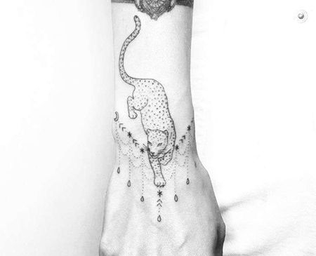 线条小清新手腕豹子纹身图案