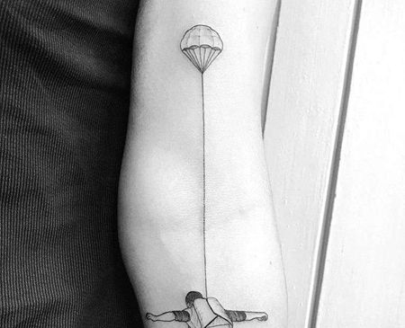 小清新线条小臂跳伞纹身图案