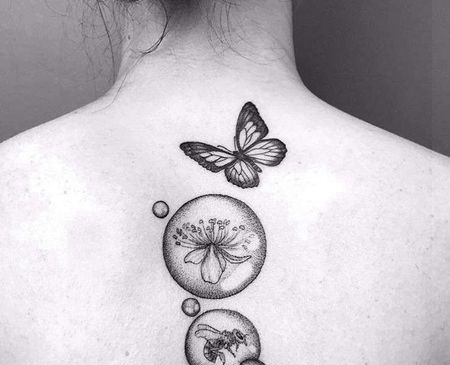 点刺后背蝴蝶蜜蜂花卉纹身图案