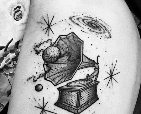 点刺线条小臂留声机星球纹身图案