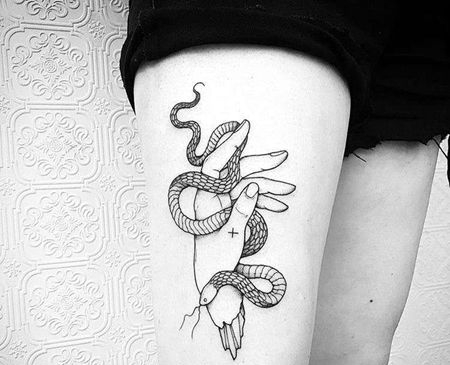 线条大腿手蛇纹身图案