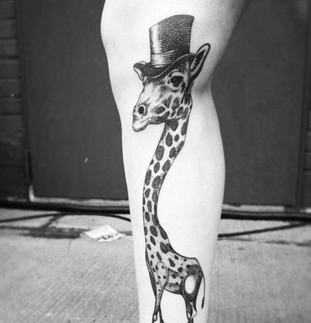 线条小腿长颈鹿纹身图案