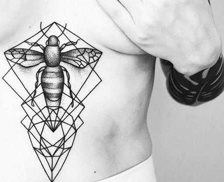 点刺几何胸下蜜蜂纹身图案