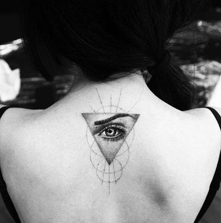 点刺写实后颈眼睛纹身图案