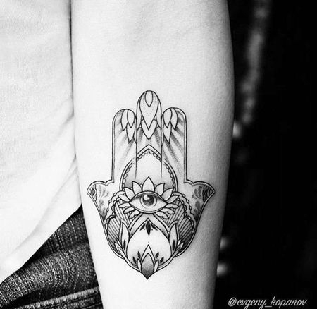 线条几何小臂手眼睛纹身图案