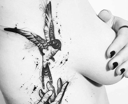 泼墨侧腰手鸟纹身图案