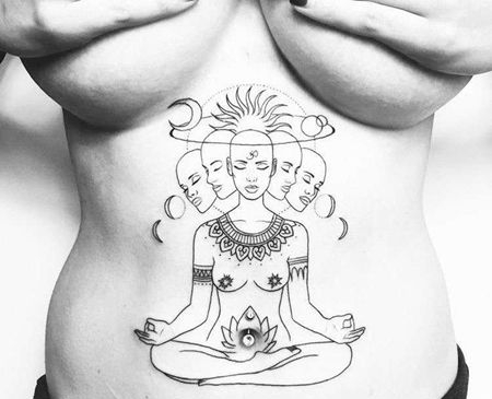 线条胸下人像几何纹身图案