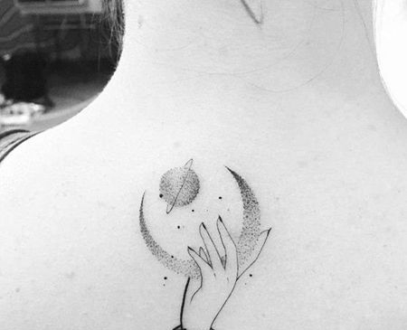 小清新点刺后背手月亮纹身图案