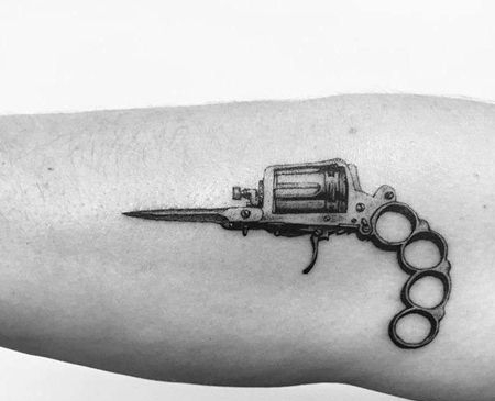 写实小臂枪纹身图案