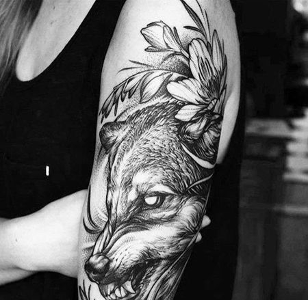 点线大臂狼花卉纹身图案