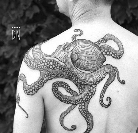 线条后肩章鱼纹身图案