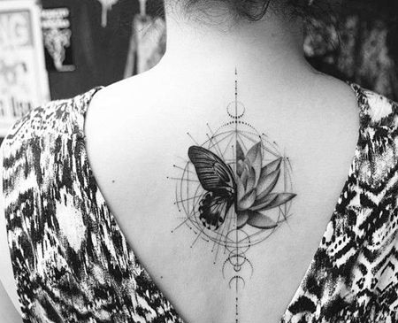 几何线条点刺后背蝴蝶荷花纹身图案