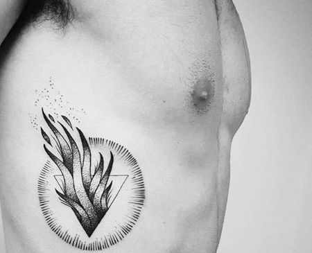 点刺几何侧腰火焰纹身图案