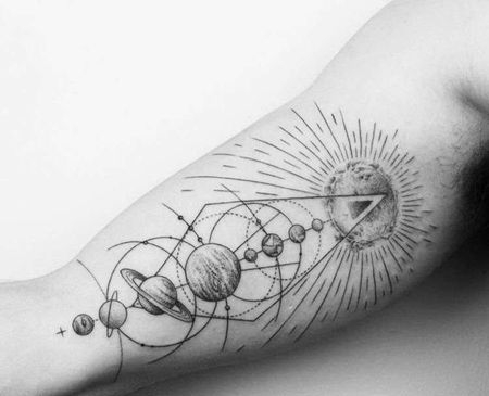 线条几何点刺大臂星球纹身图案