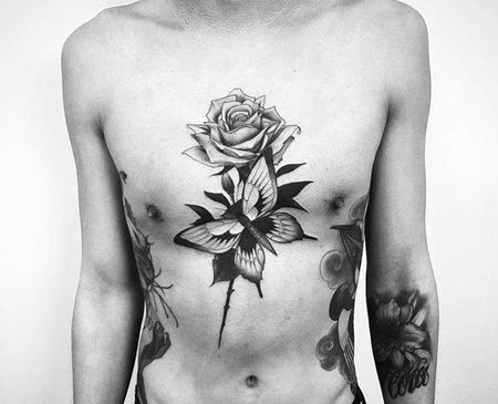 点线前胸玫瑰蝴蝶纹身图案