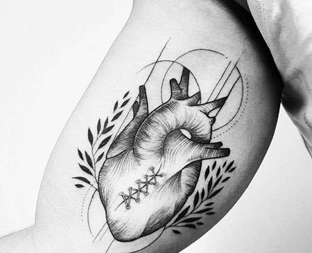 点线大腿心脏纹身图案