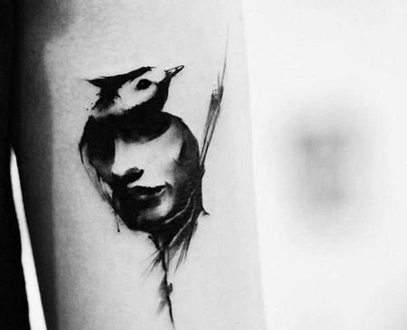 泼墨小臂人像鸟纹身图案