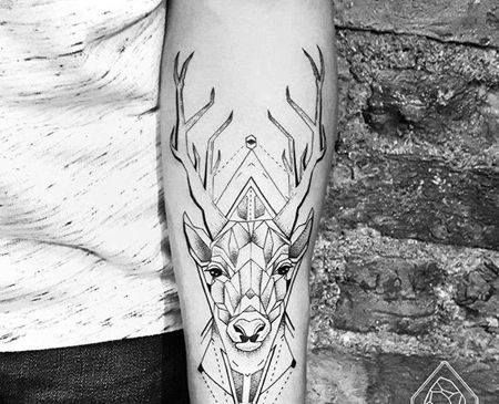 点刺线条小臂鹿纹身图案