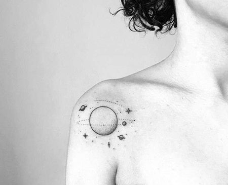 线条肩头星球纹身图案