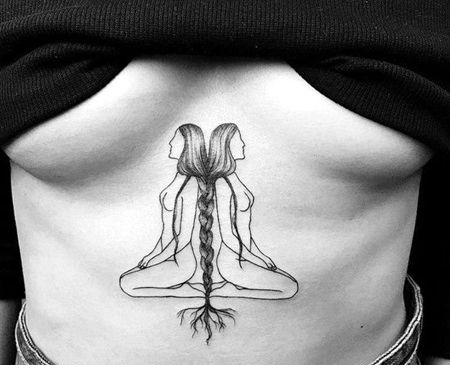 线条胸下人像纹身图案