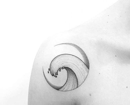 点刺肩头月亮海浪纹身图案