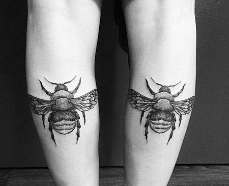 点刺小腿蜜蜂纹身图案