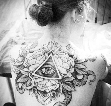 点刺后背花卉眼睛章鱼纹身图案