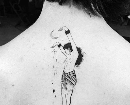 线条后颈女性纹身图案