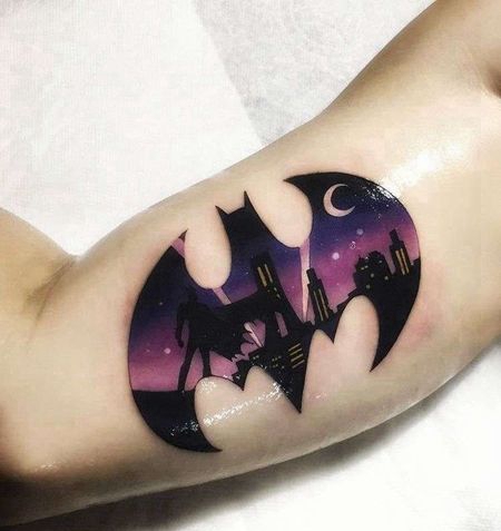 卡通大臂蝙蝠侠纹身图案