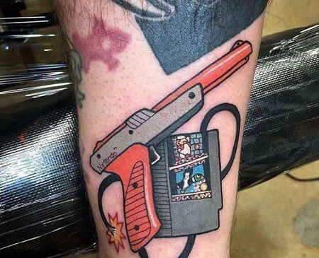卡通小腿枪纹身图案