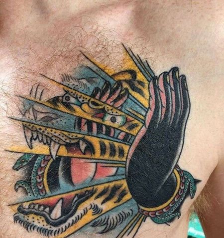 卡通胸口老虎手纹身图案