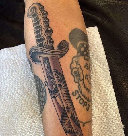 Old School小腿匕首青蛙纹身图案