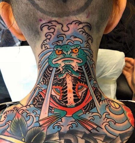 Old School后颈青蛙纹身图案