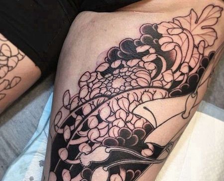 日式大腿菊花板雾纹身图案