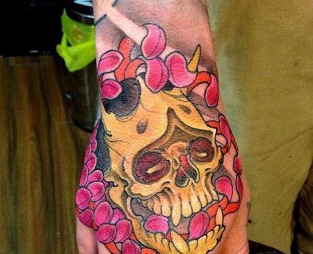 新传统手背骷髅菊花纹身图案