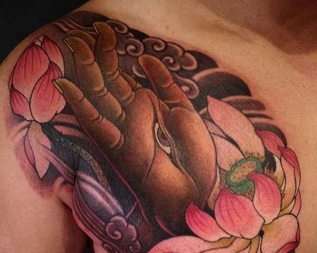 新传统手荷花前胸纹身图案